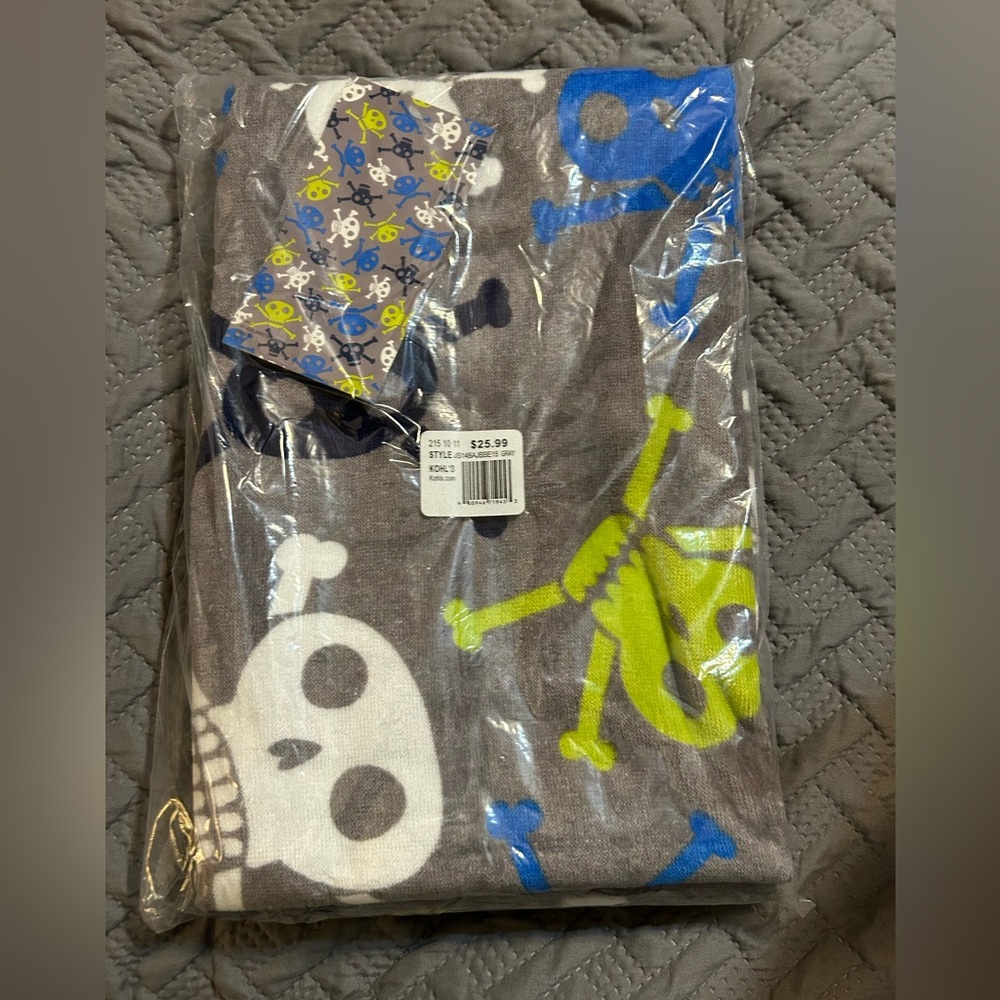 Kohl's Gray Beach Towel with Colorful Skull and Crossbones Design NWT
